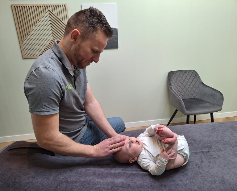 een man geeft een behandeling aan de schedel van een baby