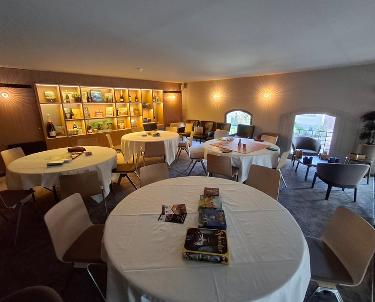 Salle préparée pour une animation ludique en entreprise avec des jeux de société