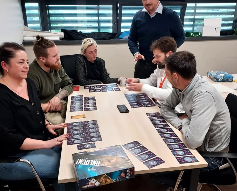 Animation de jeu de société pour adultes pendant un moment de cohésion pro en entreprise