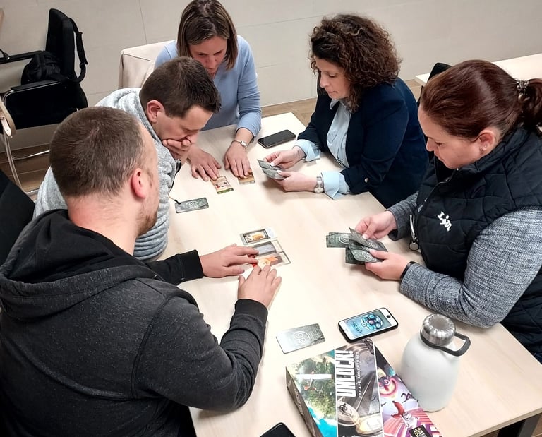 Animation de jeu de société en petit comité à domicile, encadrée par un animateur.