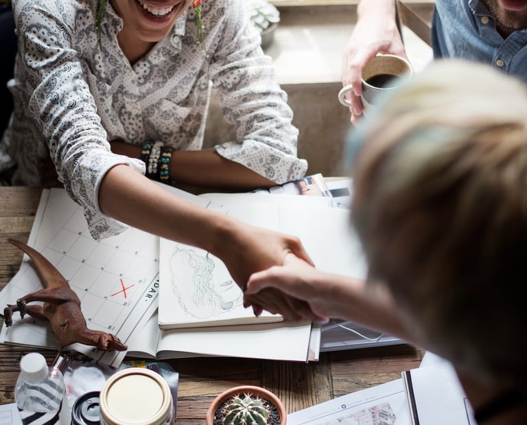 Des personnes en discussion autour d’un projet, illustrant la co-création d’un événement sur mesure.