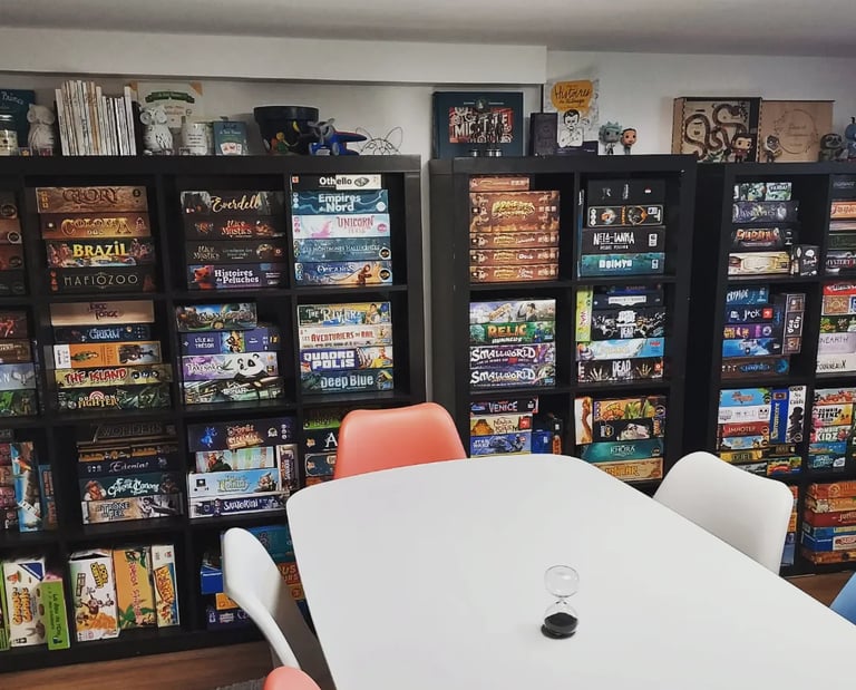 Armoires et rangements remplis de boîtes de jeux de société pour un cadre professionnel ou privé