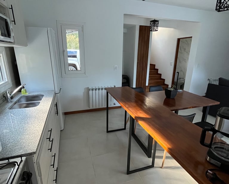 Una cocina con una mesa de comedor