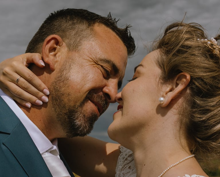 des mariés qui vont s'embrasser