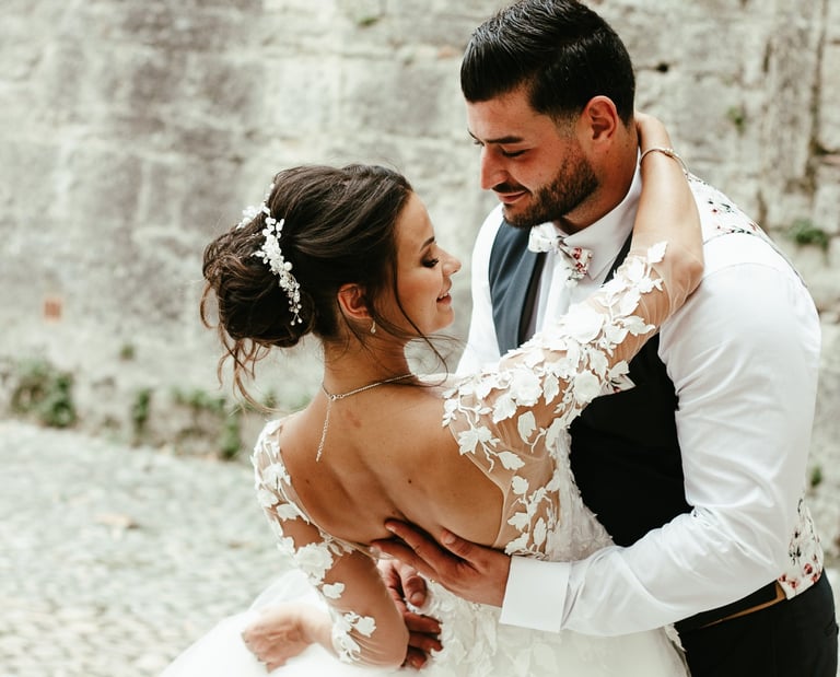 le marié qui fait danser la mariée dans sa robe blanche en dentelle