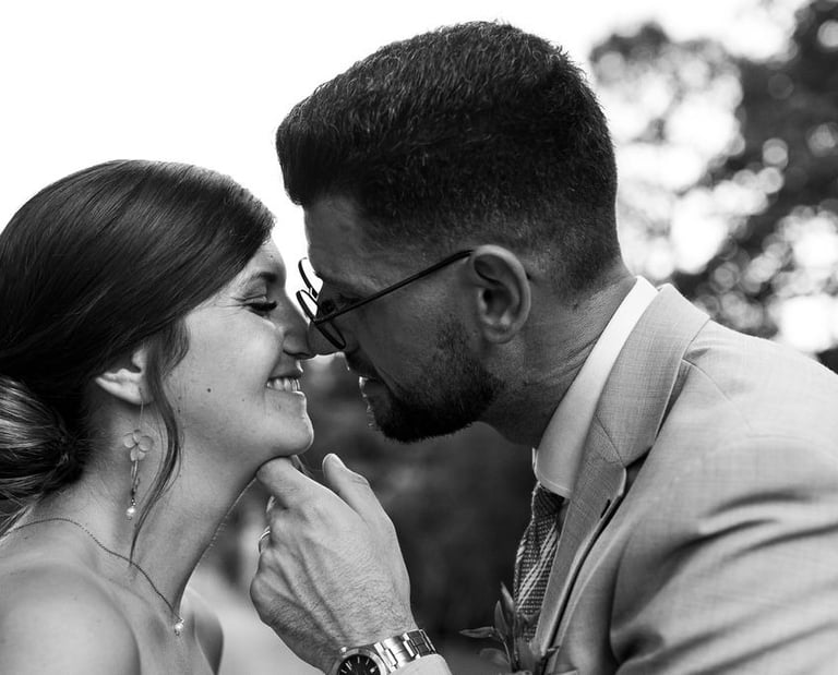 couple noire et blanc qui s'embrassent