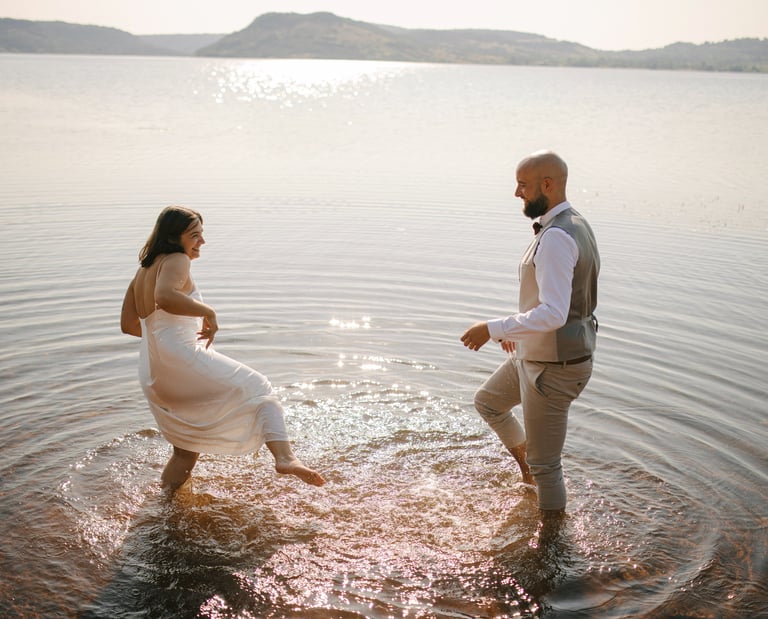 mariés qui jouent dans l'eau