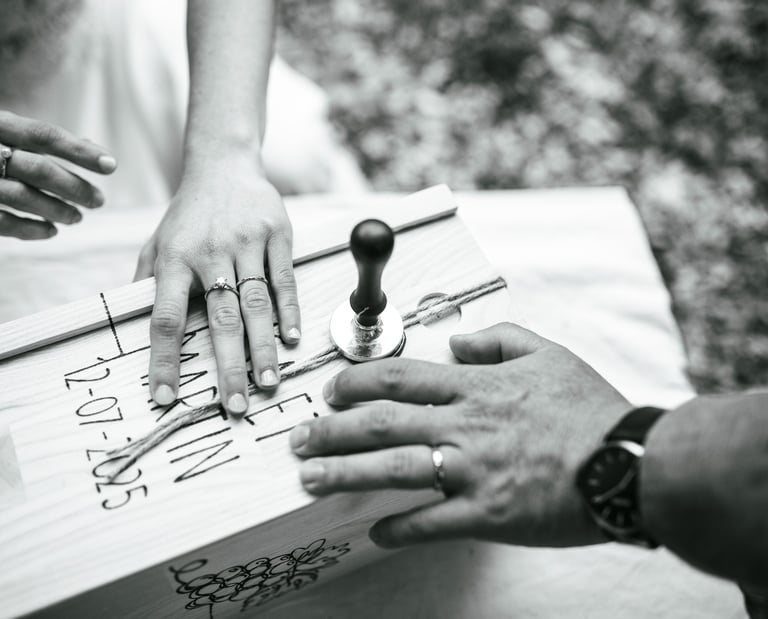 alliances de mariés sur une caisse de vin