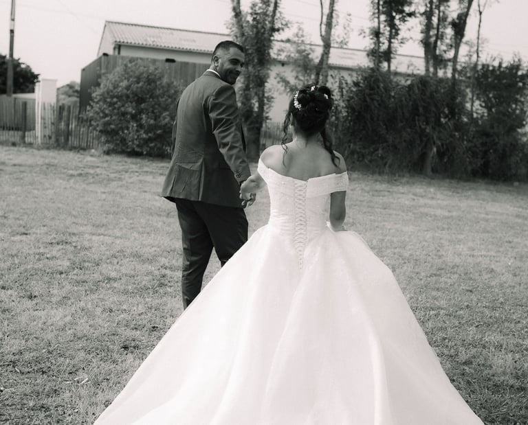 photo en noir et blanc avec couple qui se tient par la main