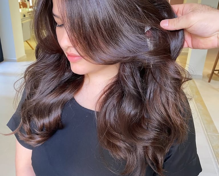 Cliente desfrutando de atendimento premium no salão We Hall Beauty em Bauru, ambiente elegante e aco