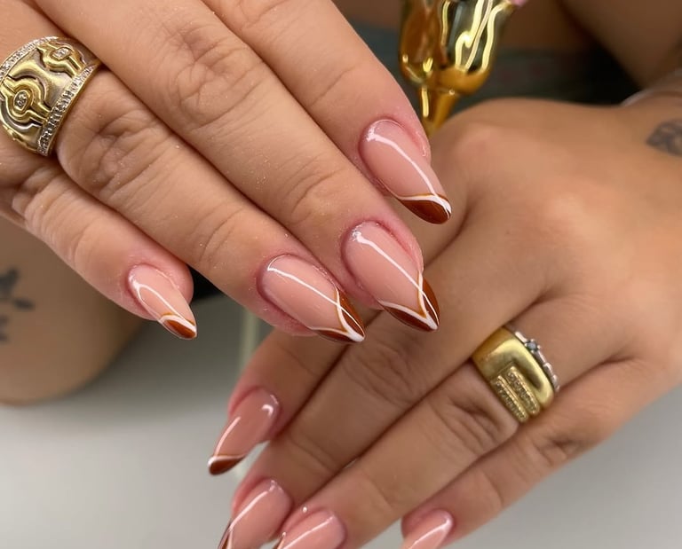 Alongamento de unhas realizado por nail designer no We Hall Beauty em Bauru, com acabamento delicado