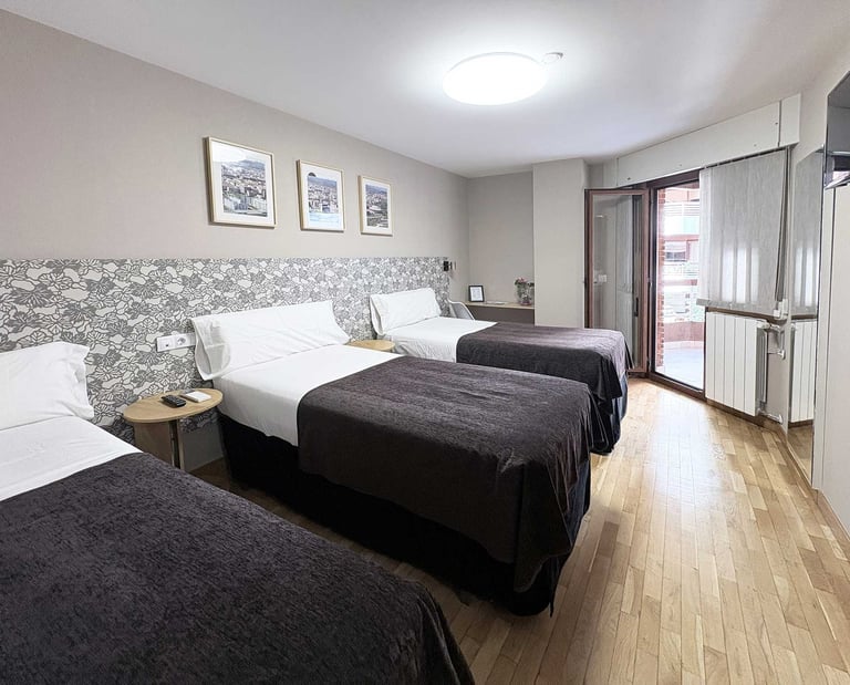 Habitación triple con balcón y baño privado en el centro de Logroño