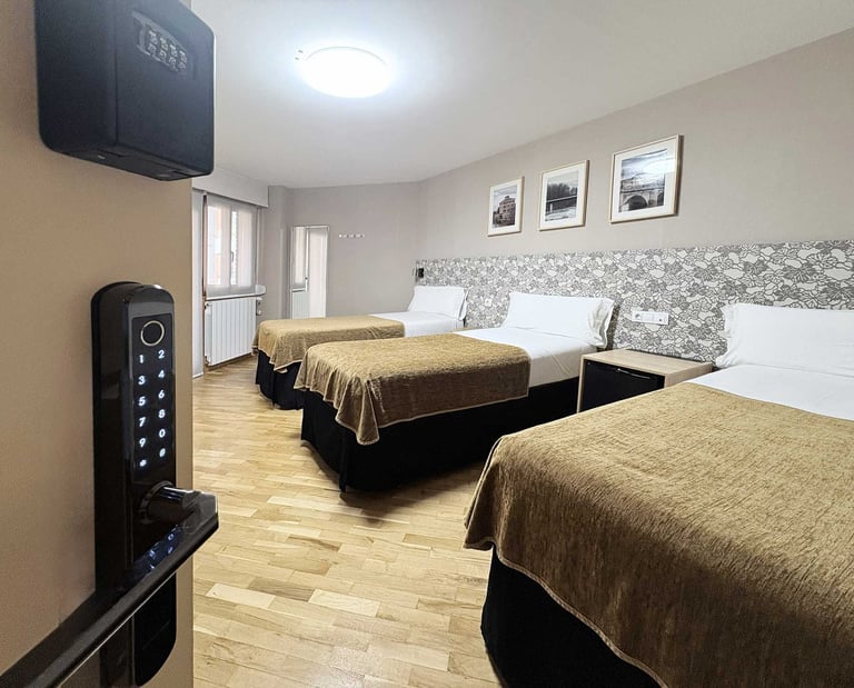 Habitación para grupos cómoda con balcón y baño privado en Pensión Laurel Logroño