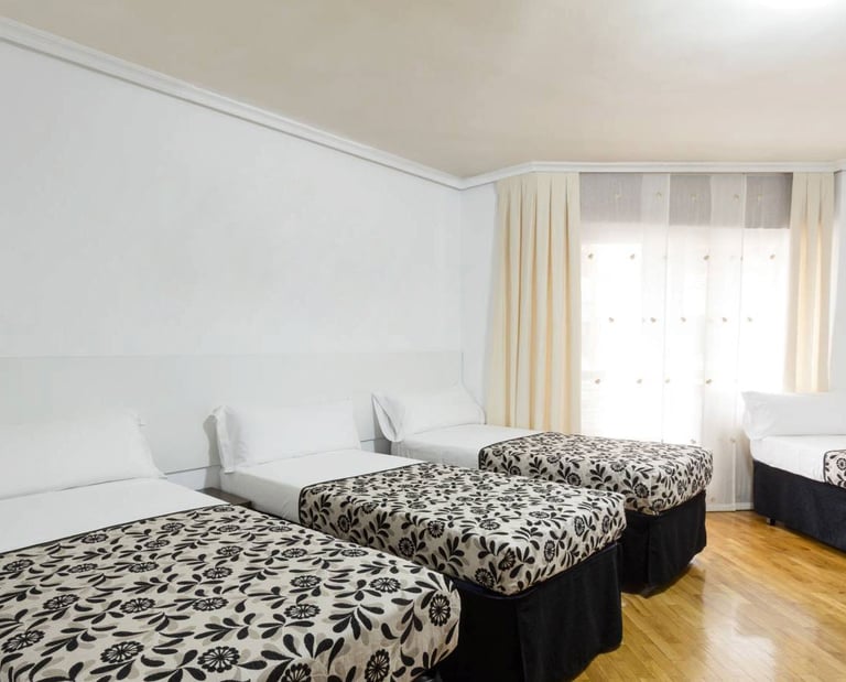 Habitación con baño privado para grupos pequeños en Logroño