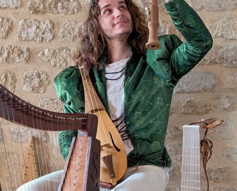 un troubadour entourée d'instruments du moyen age