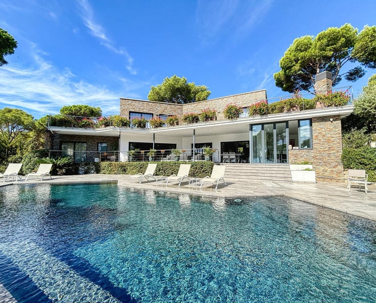 Travaux de rénovation avec charpentiers installant des fenêtres de toit VELUX sur une toiture