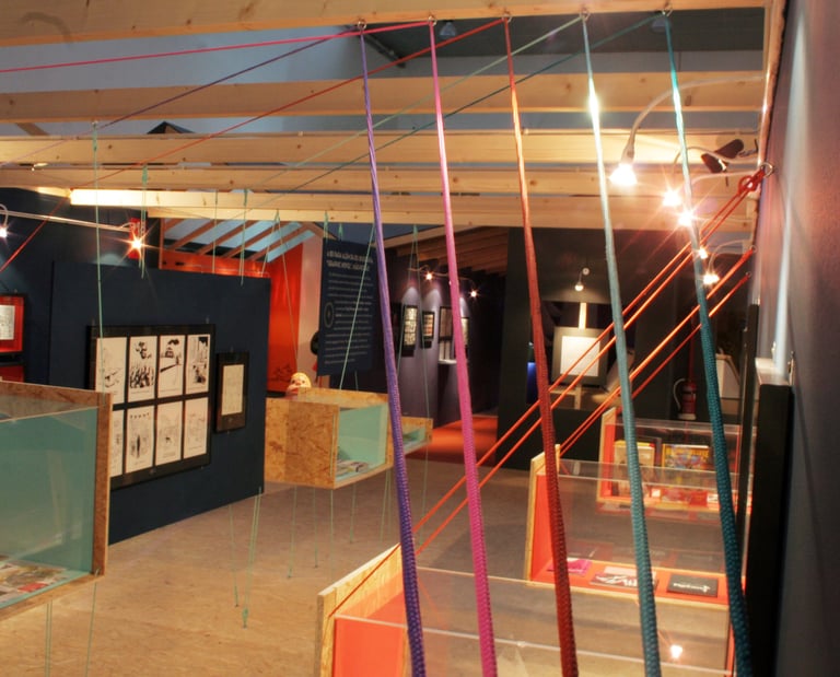Die Spannung der Seile hält alle Ausstellungselemente von einer sichtbaren „Gravitationskraft".