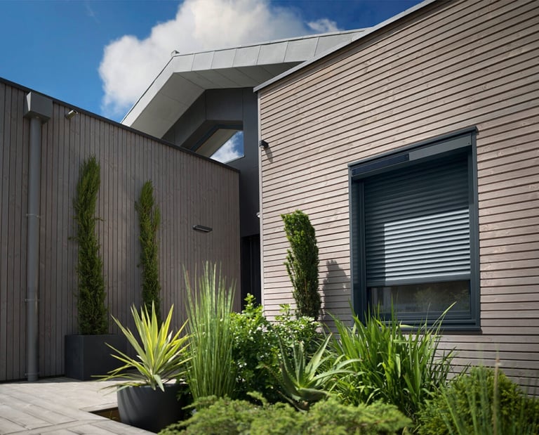 Volet roulant solaire rénovation installé sur façade avec bardage bois par LB Menuiserie