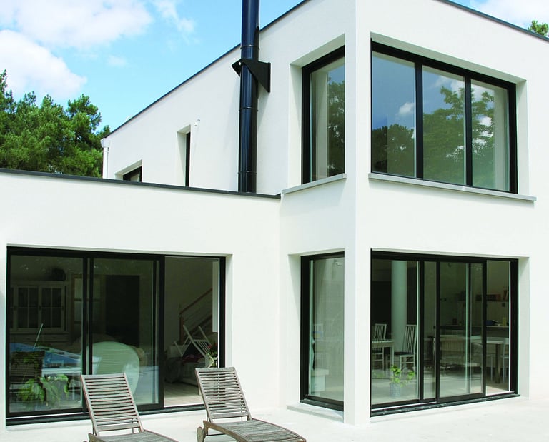 Coulissants aluminium galandage noir RAL 9005 gamme Azur - façade maison moderne sur mesure