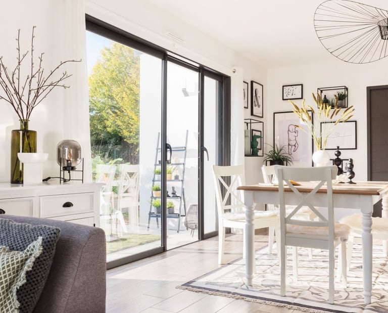 Coulissant galandage aluminium noir sablé gamme Azur - salon contemporain, ouverture totale