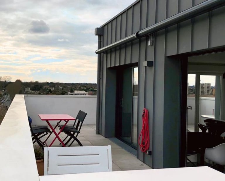 Store banne coffre fermé sur terrasse moderne avec vue, design discret et protection durable par LB
