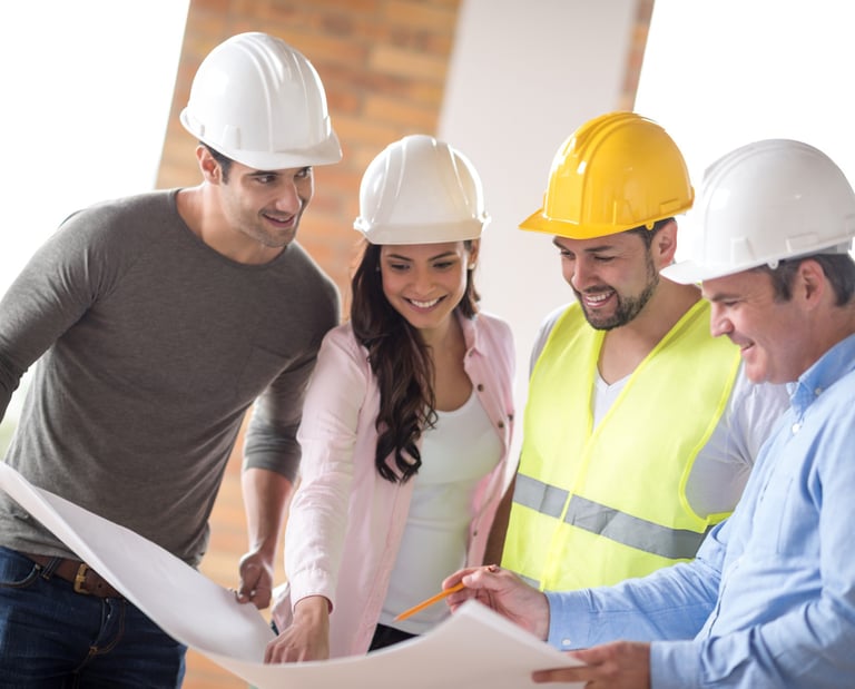 engenheiro mostrando projeto de ar condicionado