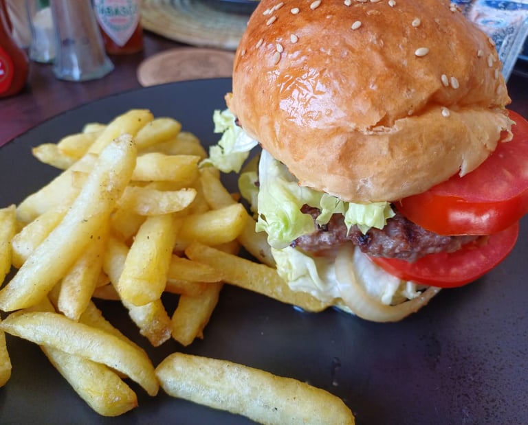 Beef Cheeseburger with Chips