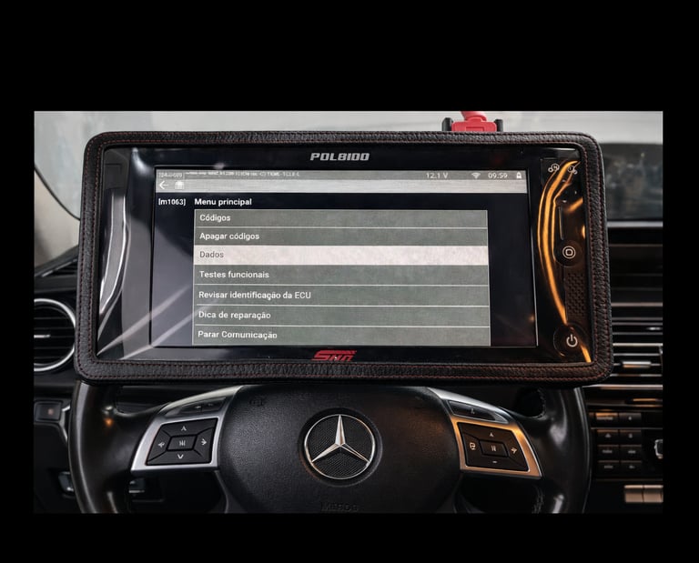 Mecânico realizando diagnóstico automotivo com equipamento profissional em oficina de São José do Ri
