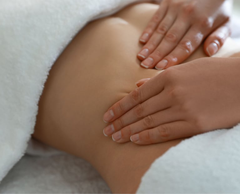 Sesión de cuidado postoperatorio y drenaje linfático realizada a domicilio por profesional certificado.