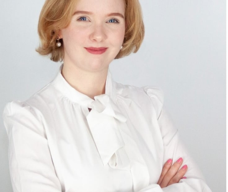 a woman in a white shirt and a white shirt