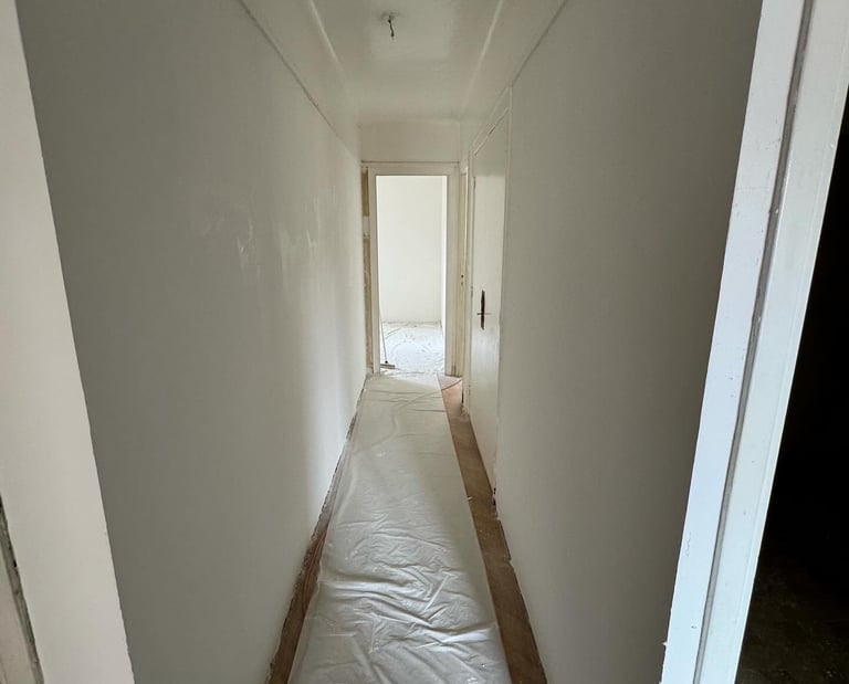 Résultat final après rénovation d'un couloir avec enduit  soignée. Harenova