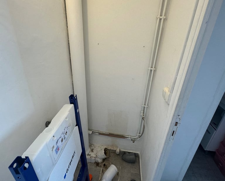 Chantier de rénovation wc suspendu avec reprise complète de la plomberie encastrée. Harenova