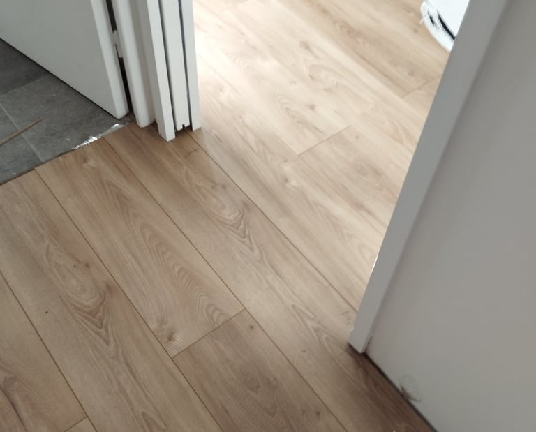 Rénovation des sols avec pose de parquet clair . Harenova