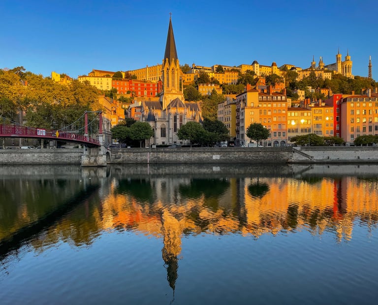 L'église Saint Georges dans le Vieux Lyon, au bord de la Saône. Photo Yannick Saunier. 