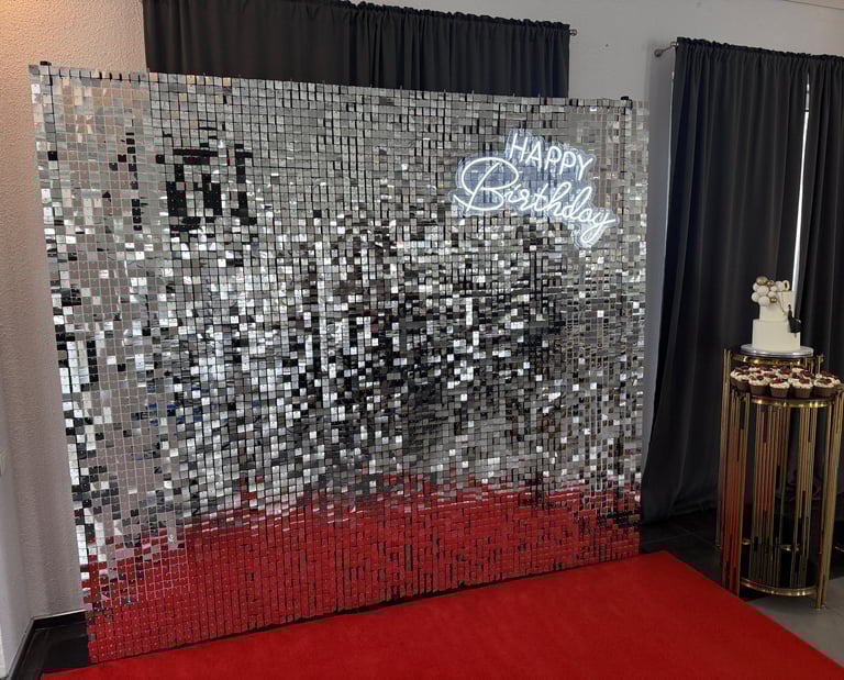 Blizgi auksinė foto siena, prabangi foto siena, foto siena gimtadieniui, foto siena sventems