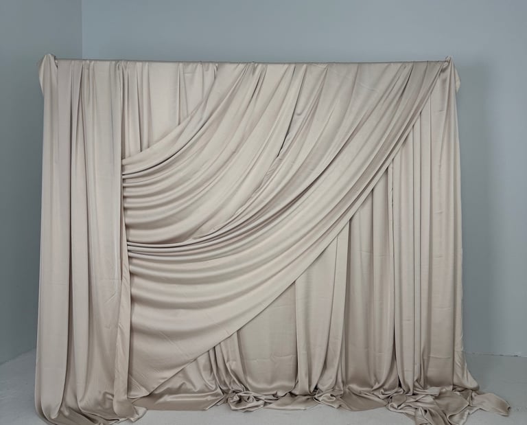 Kreminio audinio foto sienele, medziagos foto sienele, foto siena vestuvems, dekoras, Vilniuje