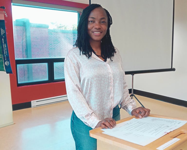 Un membre Toastmasters Vallée-du-Richelieu prononçant un discours devant le groupe.