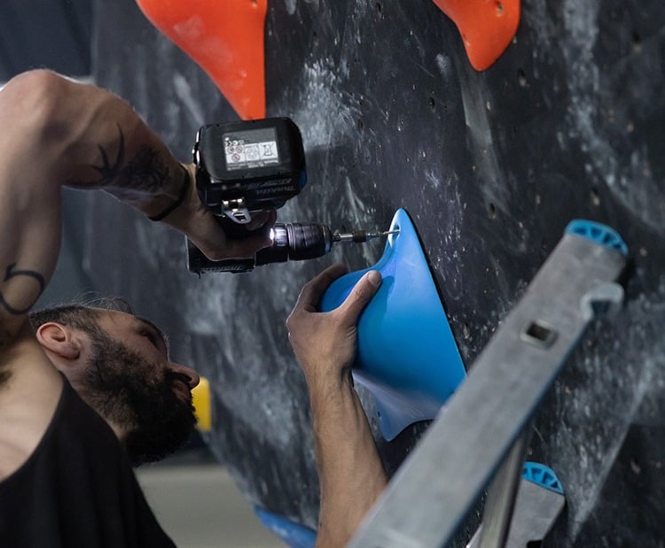 routesetter equipando rocodromo