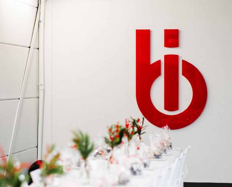 Professioneel gedekte tafel voor zakelijke eventcatering door How Love Tastes