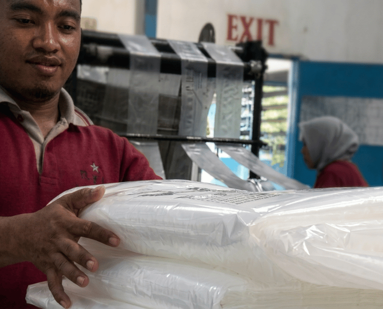 proses packing plastik