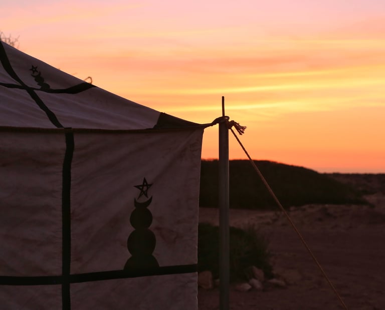tente berbère au coucher du soleil