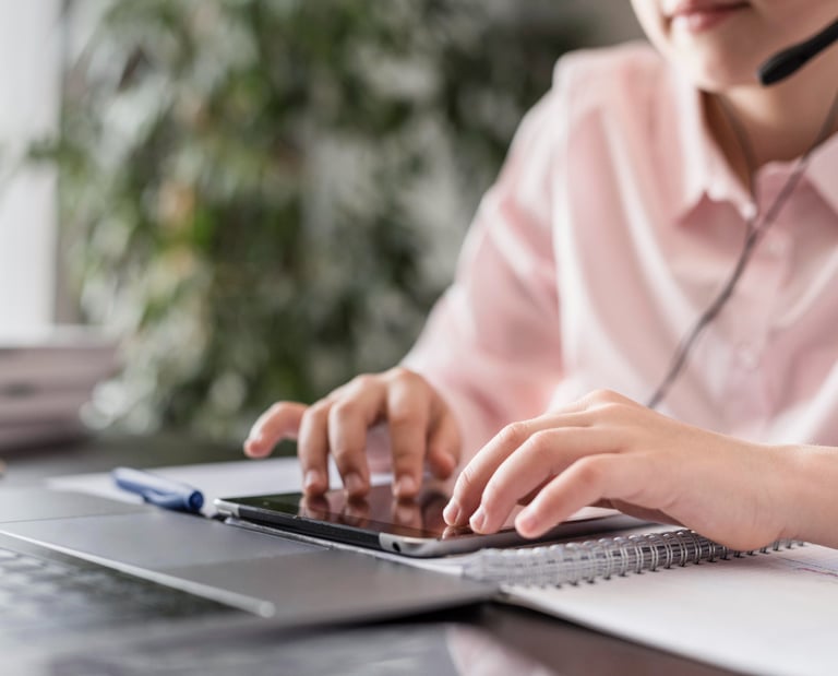 pessoa preenchendo formulário de contato