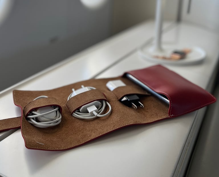 pochette vegan pour câbles , rangement pour cables de chargement en simili cuir pour le voyage 
