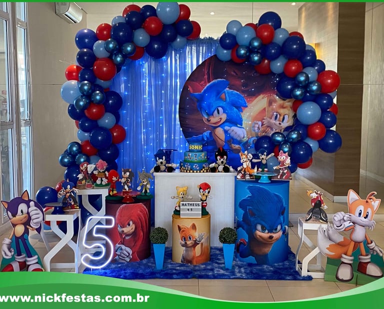 Decoração infantil tema Sonic com cores vibrantes e anéis dourados para festa animada