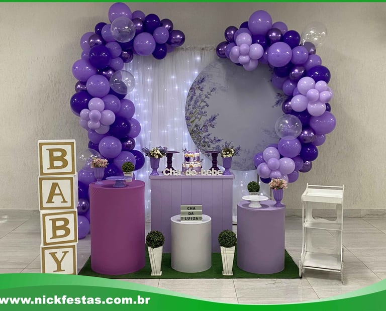Decoração de festa infantil tema Lavanda com flores e cores suaves