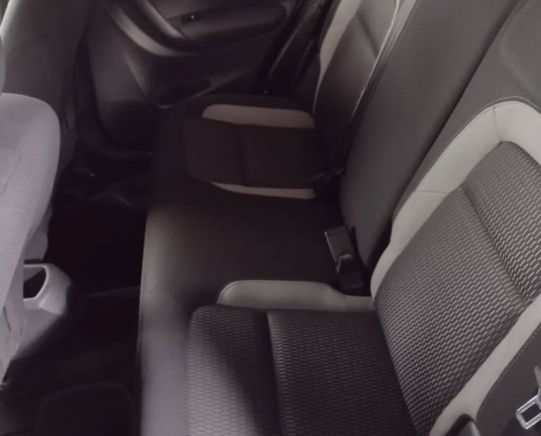 Limpeza do interior do carro em Campinas: assentos traseiros renovados após extração de sujeira.