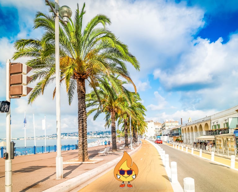 Maxima la petite flamme se promène a la plage de Nice