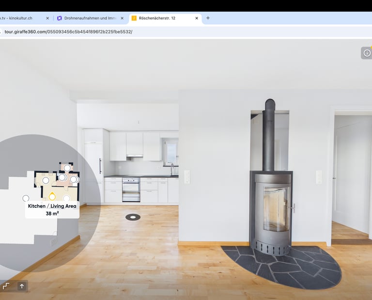 Heller Wohnraum mit Küche und Kamin sowie digitalem Grundriss-Overlay zur Immobilienvisualisierung.