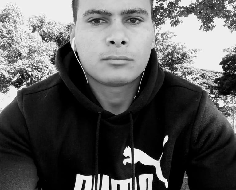 Homem olhando sério