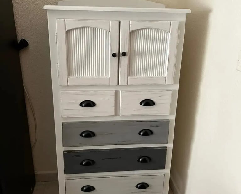 mueble comoda restaurado con decapado de color blanco y gris